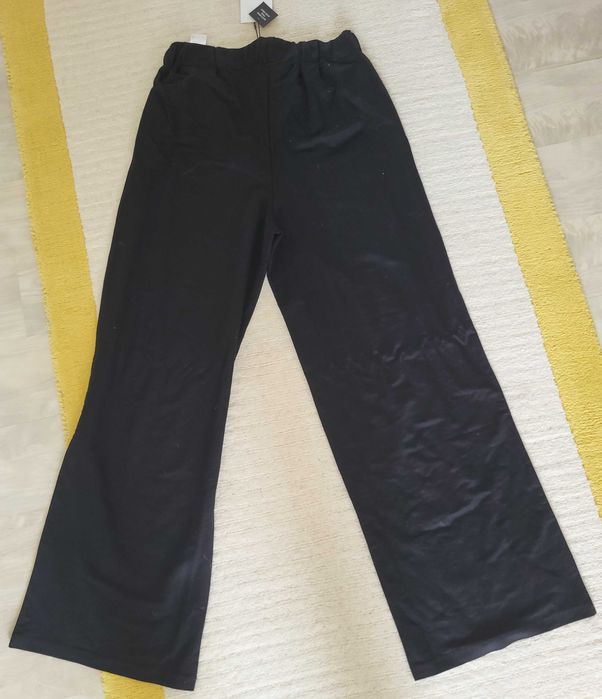 Pantaloni negri, largi, marimea M