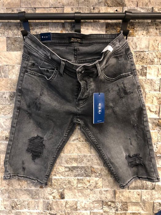 Vând blugi diferite culori