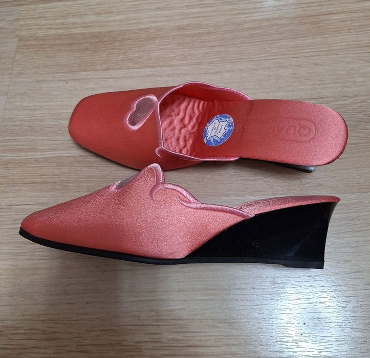 Тапочки женские.