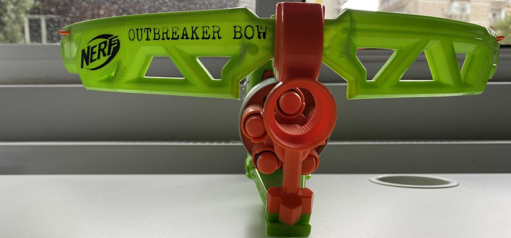NERF Zombie Strike Outbreaker Bow + 5 cartuse