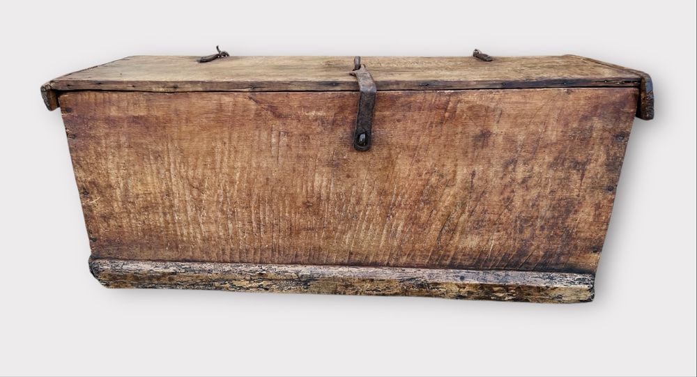 Lada zestre taraneasca cu profile drepte dintr-o singura bucata