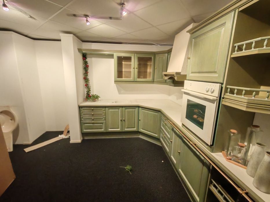 Често нова ъглова дъбова кухня с уреди