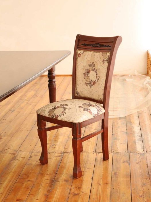 Yaxshi holatdagi mebel. Stol stullari bilan