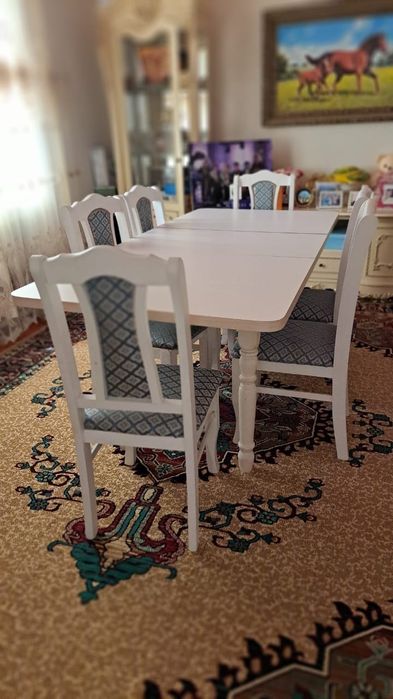 Стол және орындықтар