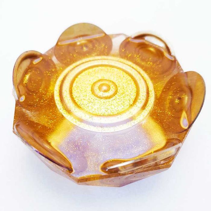 Пепелник от епоксидна смола с месингови пластини