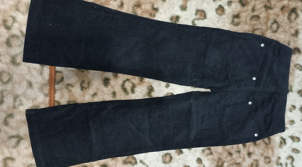 Продам джинсы -брюки на девочку новые