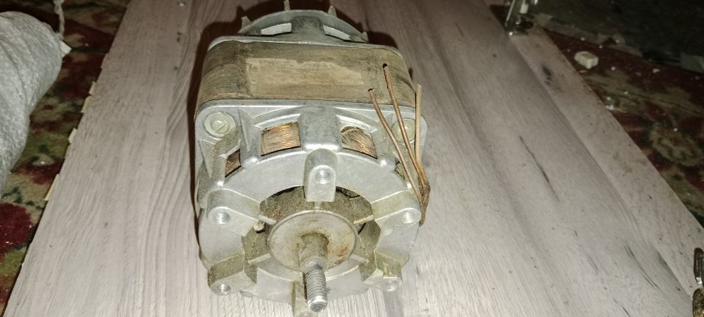 Электр мотор промышленный работает