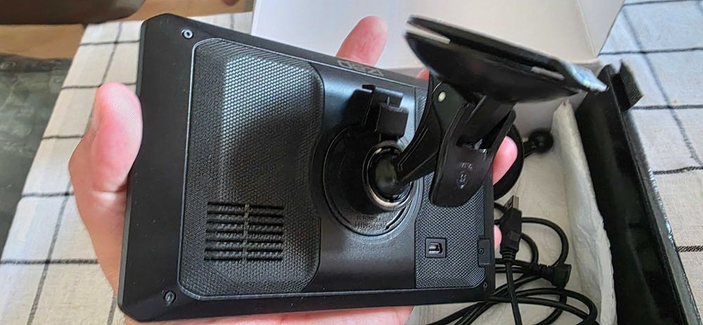 Навигация за камион Garmin Dezl 700 7 инча най новите карти за цяла Европа и Турция пълен комплект работи с Фротком Frotcom