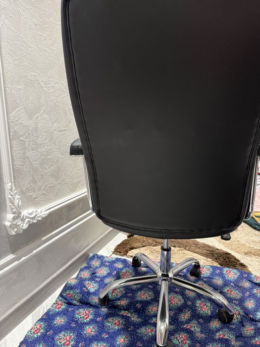 Офисное кресло Dafna, кожзам, на колесиках, отличное состояние