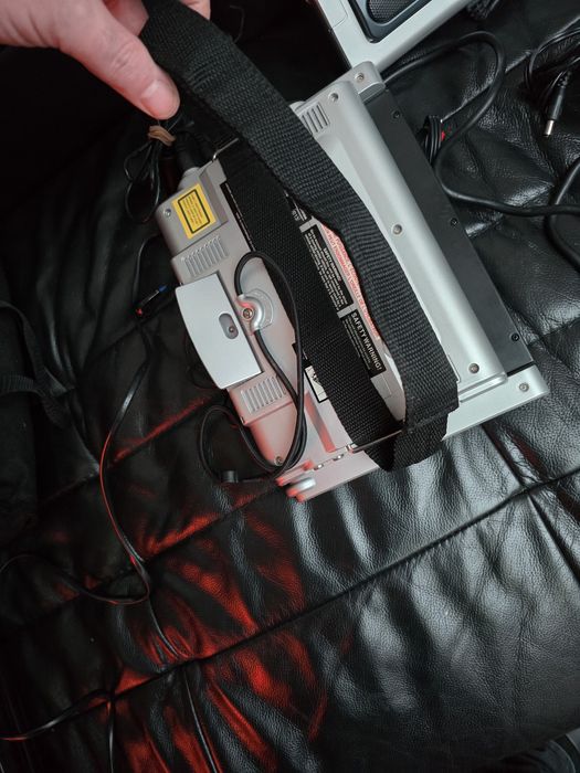 DVD / DivX portabil cu două ecrane lcd