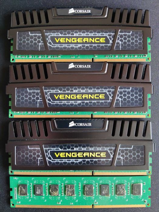 RAM DDR3 - Corsair Vengeance - 4x4 Gb 1866 (2) + 1600 (2) Mhz