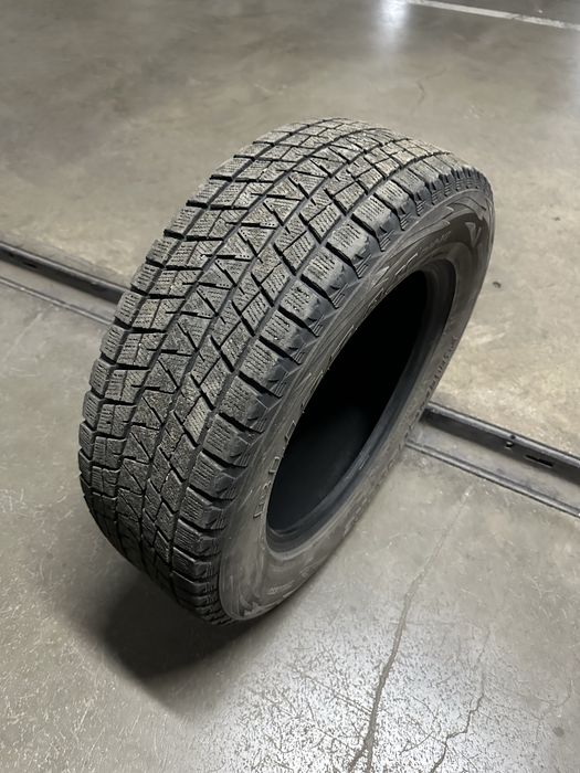 Шины Bridgestone (комплект) зимние 235/65 R17 в отличном состоянии