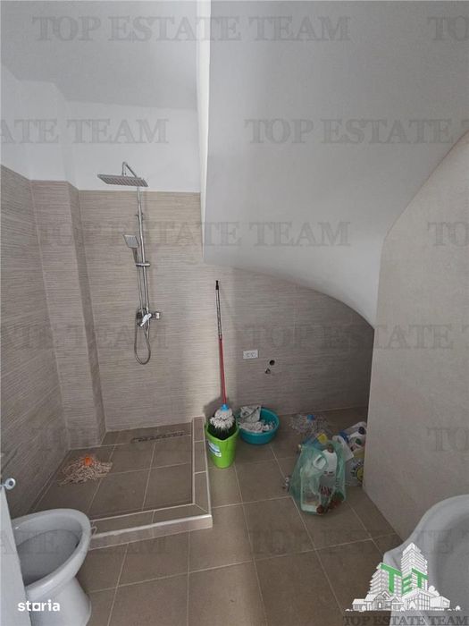 Vila cuplata 4 camere+mansarda in Rosu