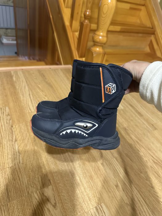 продам детские зимние ботинки