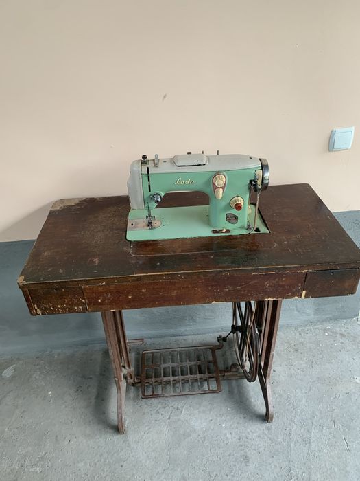 Швейная машинка Lada 237-1.
