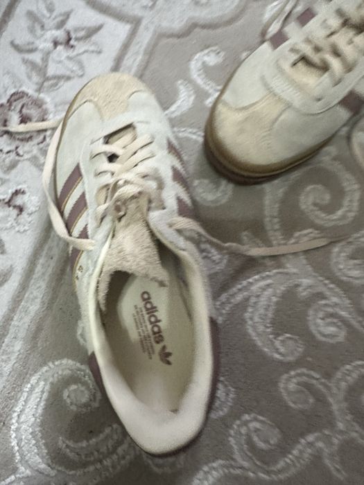 Adidas  noi , cu talpa inalta foarte comozi
