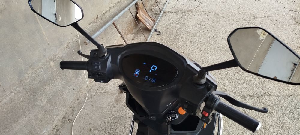 Срочно продам электроскутер. Недорого. Почти новый. Пробег 120км