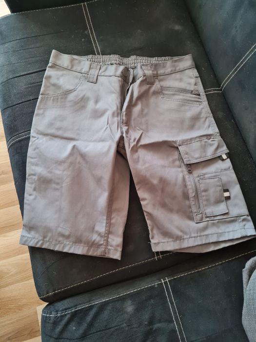 Къси работни панталони.