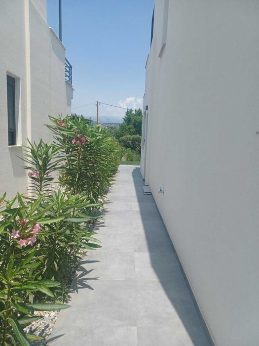 Продава нова лукс къща 72 м2 двор 557 м2 в Паралия Каряни, Гърция