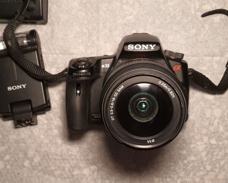 Sony Alpha SLT-A33 cu obiectiv si blitz extern, filmare fullhd