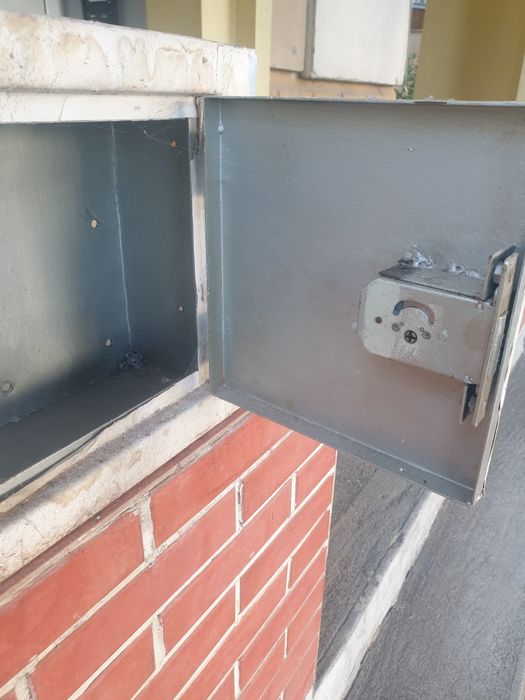 Метална каса за стена