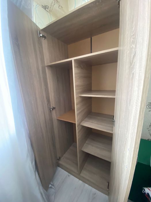 Продавам гардероб и етажерки
