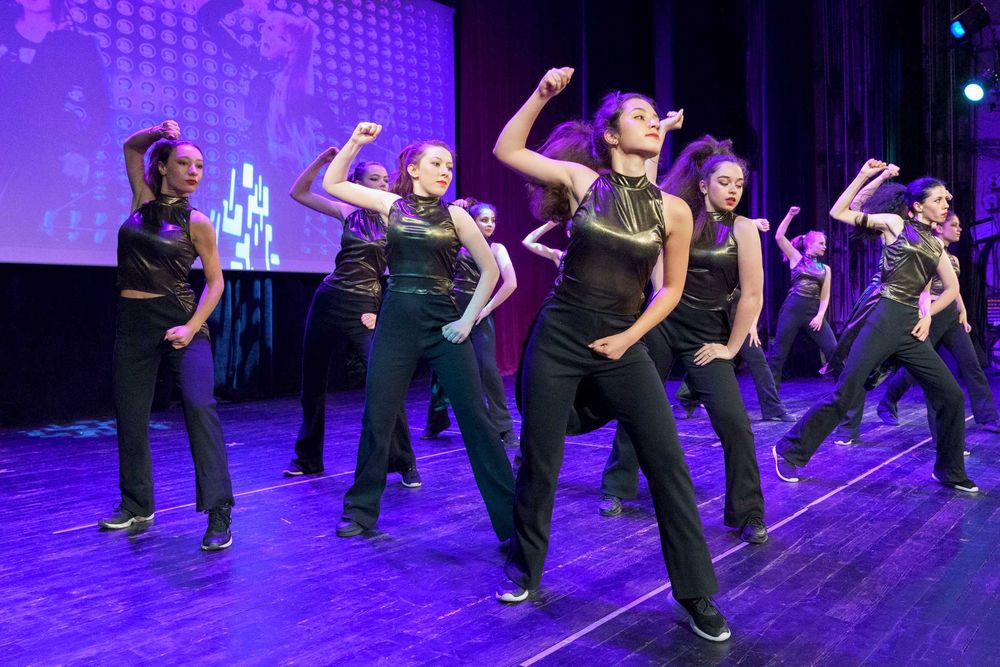 Модерни, K-POP и Народни танци в "СОФИСТИК-ЖИВО"