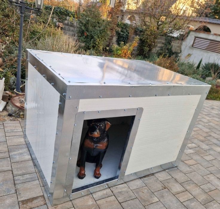 Cusca caini din  panou sandwich termoizolat