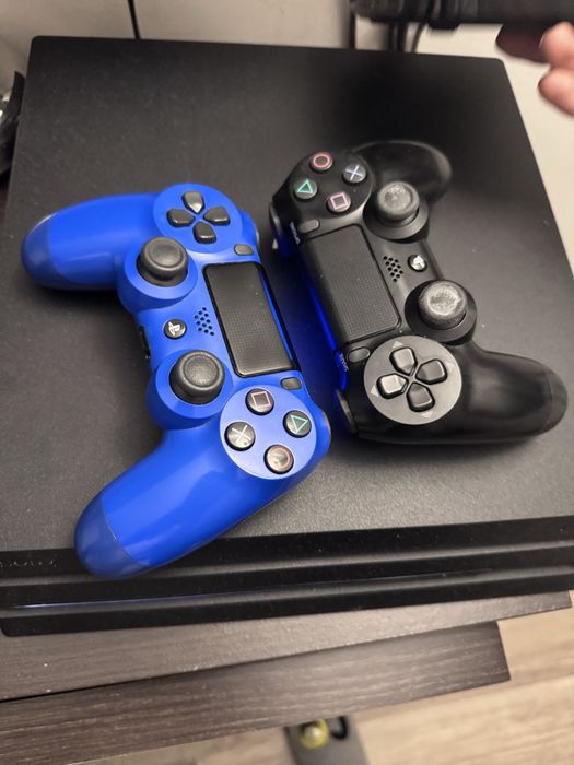 PS4 Pro 1TB + 2 джойстика + 11игри