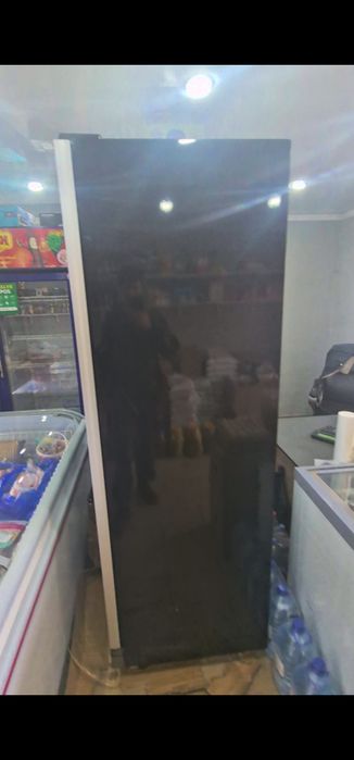 Продам витринный холодильник