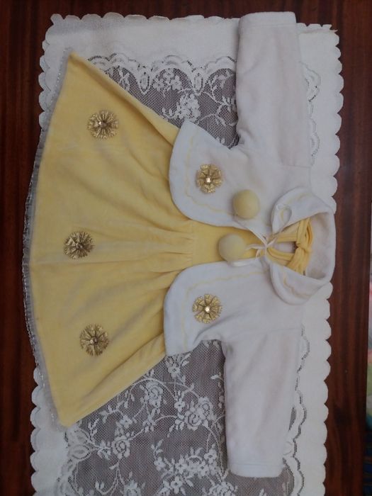 платье на девочку 1-1,5 года Турецкое. Белое пышное и желтое бархатное