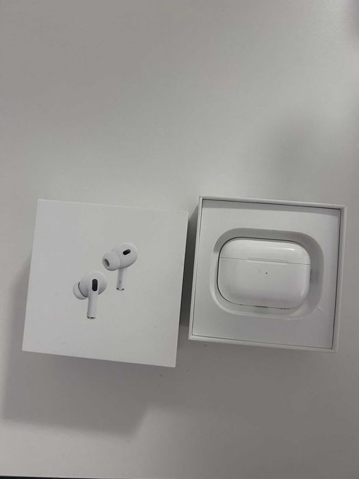 Airpods Pro 2 folosite foarte putin fara niciun defect.