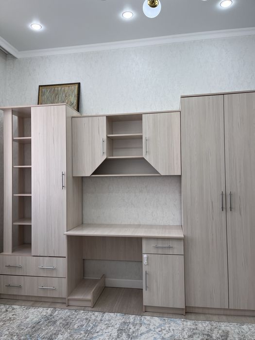 Шифоньер вместе с двухярусным кроватем