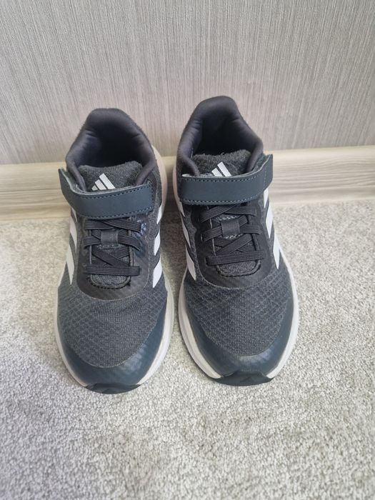 Маратонки Adidas за момиче, номер 30-31