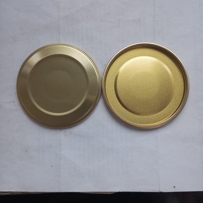 Банки и алюминиевые крышки.