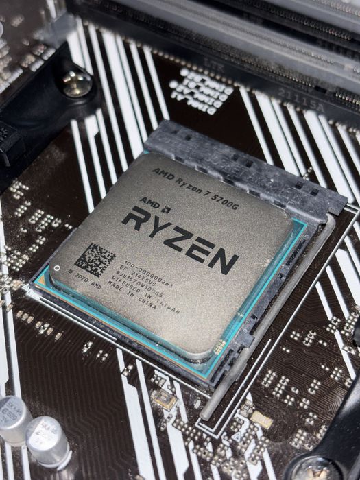 AMD Ryzen 7 5700G + Placă ASUS B550M-K