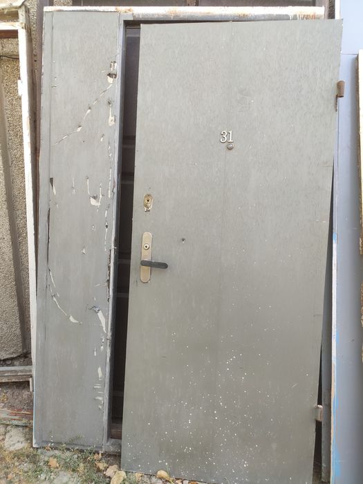 Металлическая подъездная дверь