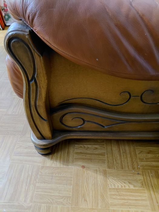Диван кожанный из дерева