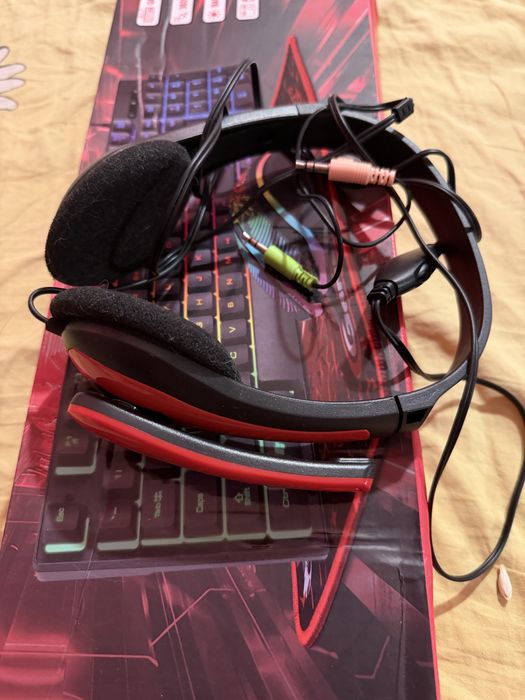 Геймърска клавиатура ,мишка и слушалки.