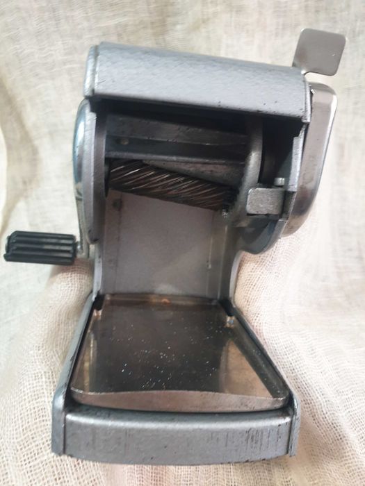 Метална острилка за моливи.