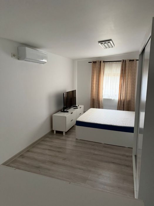 Inchiriez casa la curte