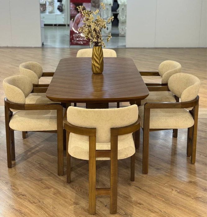 Стол и стуля гостиной