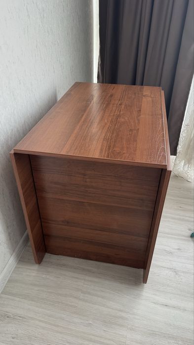 Продам стол книжку