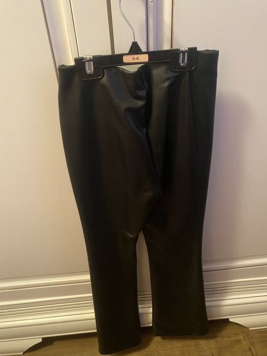 Pantaloni negri imitatile piele C&A