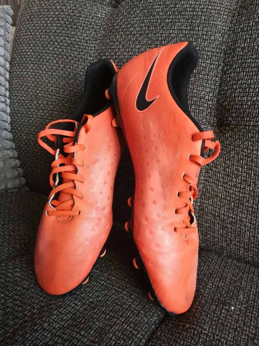 Футболни стоки бутонки Найк и Диадора, кори Адидас