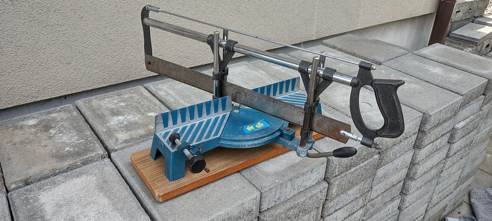 Dispozitiv pentru tăiat în unghi