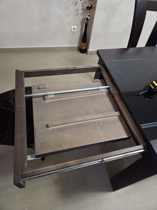 Трапезнаа разтегателна маса с 6 стола к-т