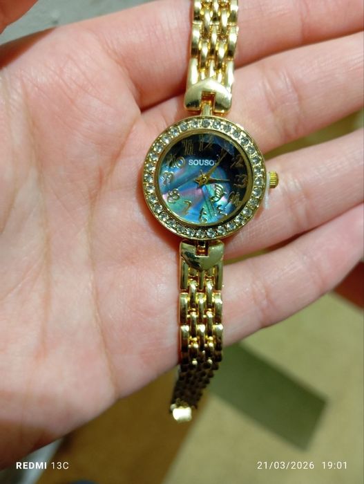 Ayollar qo‘l soati, oltin rang, chiroyli dizayn