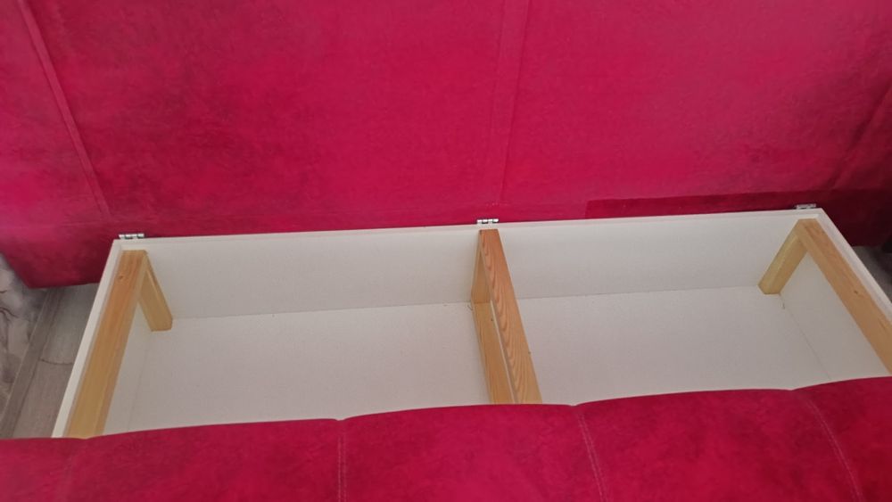 Красныи диван  мяхкии