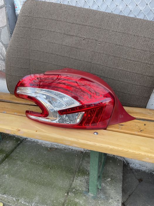 Оригинален ляв стоп за пежо 208 оборудван LED